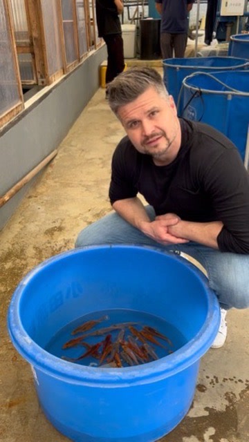 Japanische Koi-Farm mit Gewächshaus und Teichanlage