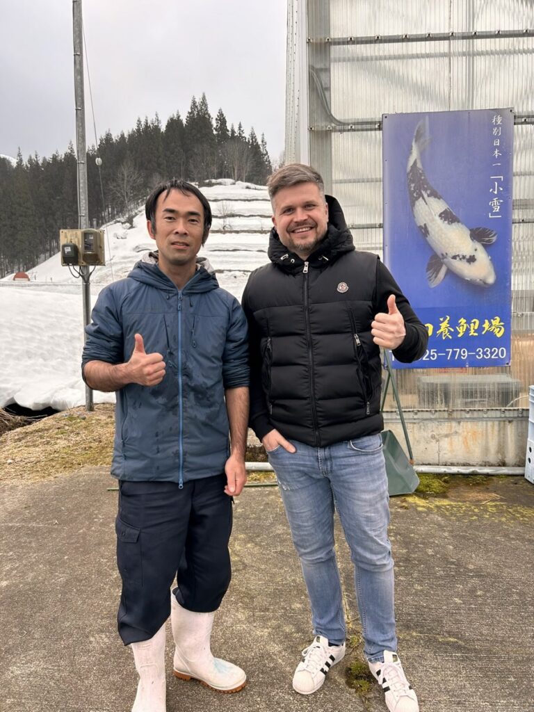 Christian Wild mit einem japanischen Koi-Züchter vor der Farm